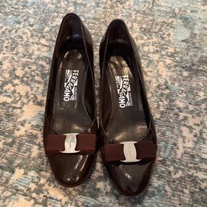 FERRAGAMO Vara Logo Bow Brown Patent Heel Pumps 8B